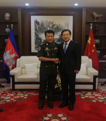 东盟头条电 2月1日下午,中国驻柬埔寨大使王文天在使馆会见柬埔寨王家