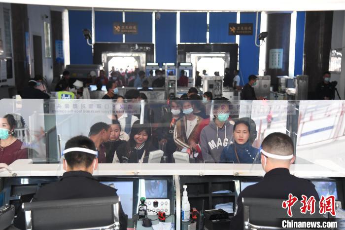 中缅边境瑞丽口岸客运流量持续攀升单日最高突破3500人次