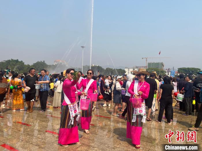 图为来自国内外的游客和当地民众一起泼水狂欢，庆祝佳节。　江雨珂 摄