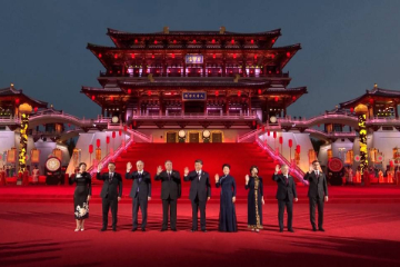 习近平主席夫妇举行仪式欢迎中亚五国领导人和夫人